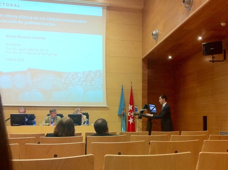 El Dr. Bruno Baracco durante la presentación de su tesis frente al tribunal